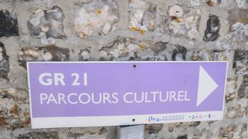 Een bord met 'GR 21 PARCOURS CULTUREL' en een naar rechts wijzende pijl.