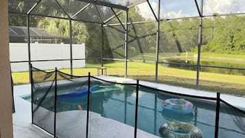 Piscina a l'aire lliure i piscina climatitzada