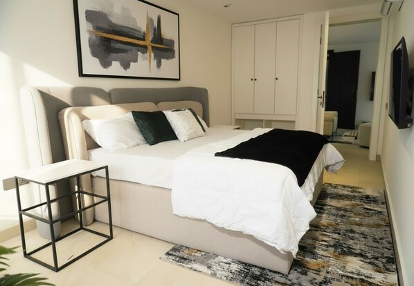 Iron/ironing board, WiFi, bed sheets