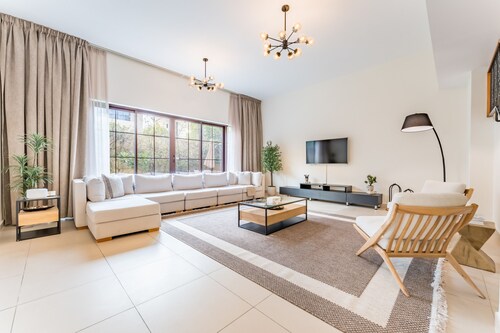 Near Avenue Mall, Cycle Park And Sports Complex, Mins to Downtown