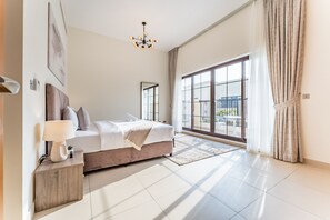 5 chambres, coffres-forts dans les chambres, fer et planche à repasser