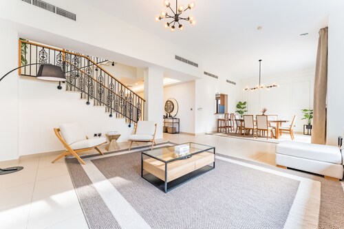 Near Avenue Mall, Cycle Park And Sports Complex, Mins to Downtown