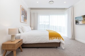 4 bedrooms, desk, WiFi, bed sheets