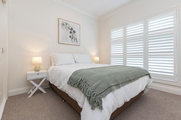 4 bedrooms, desk, WiFi, bed sheets