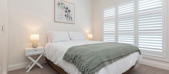76 Red Head Road with luxuries outdoor pool