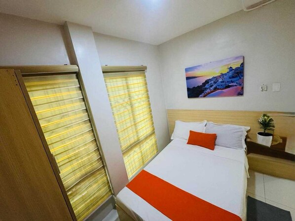 Deluxe Double Room | Desk, free WiFi, bed sheets - Townhouse Oak Kegama Residences (Dasmarinas)