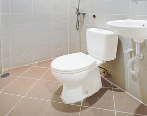 Shower, rainfall showerhead, bidet, towels - OYO 1157 Kegama Residences 1 (Dasmarinas)