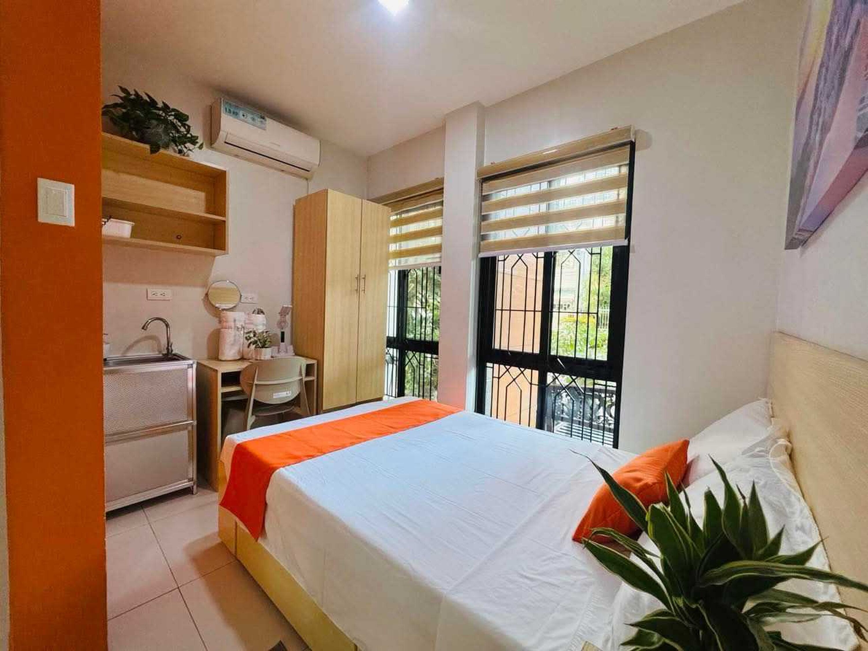 Desk, free WiFi, bed sheets