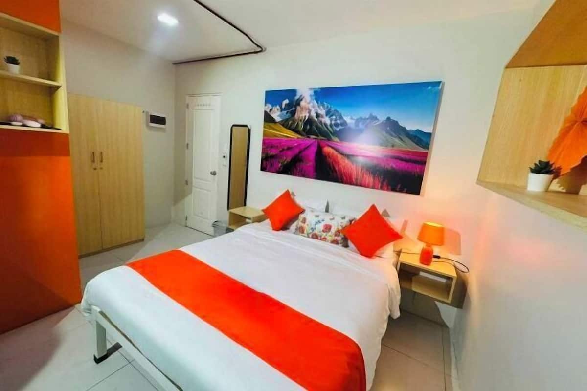 Escritorio, wifi gratis y ropa de cama