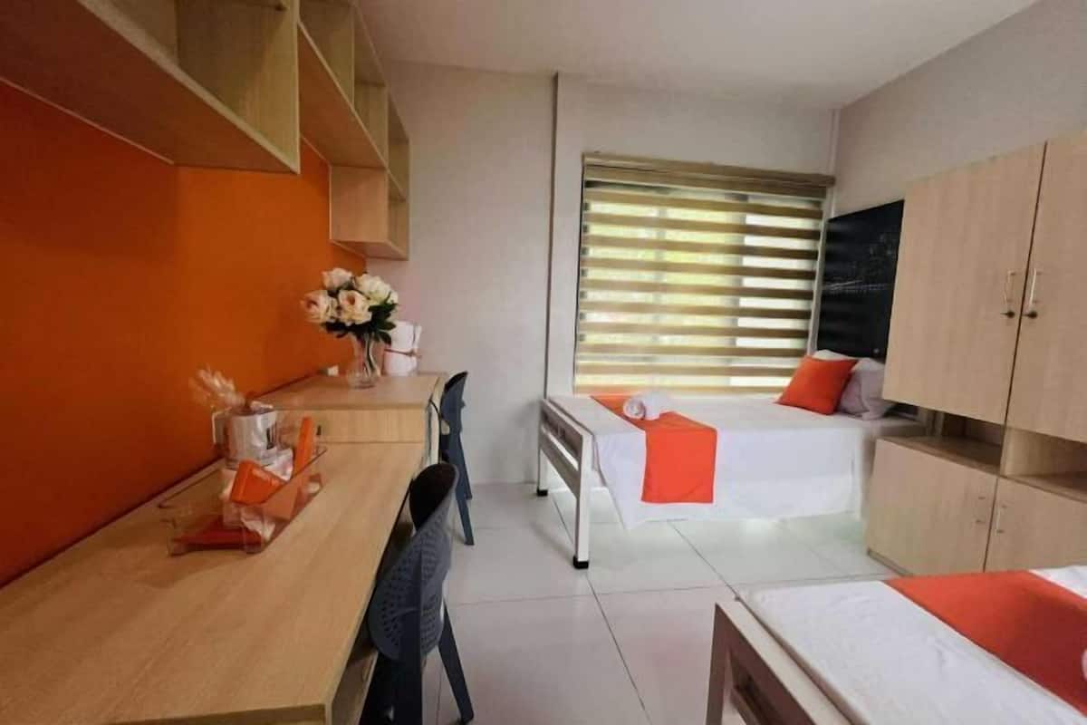 Escritorio, wifi gratis y ropa de cama