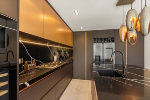 Kühlschrank, Mikrowelle, Ofen, Herdplatte