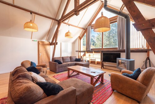 Comfortable Holiday Home for 14 Guests with Wi-Fi, Stunning Mountain Views