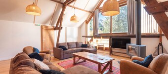 Comfortable Holiday Home for 14 Guests with Wi-Fi, Stunning Mountain Views