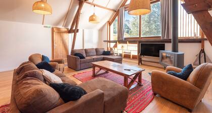 Comfortable Holiday Home for 14 Guests with Wi-Fi, Stunning Mountain Views