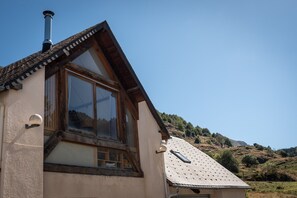 Exterior detail - Comfortable Holiday Home for 14 Guests with Wi-Fi, Stunning Mountain Views (Urdos)