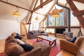 Una sala de estar acogedora con un sofá, una mesa de centro y una chimenea.