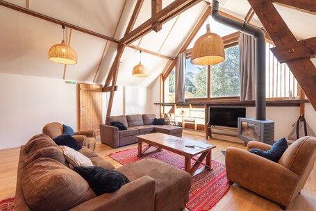 TV, fireplace. Comfortable Holiday Home for 14 Guests with Wi-Fi, Stunning Mountain Views