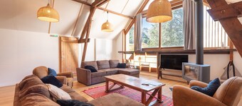 Comfortable Holiday Home for 14 Guests with Wi-Fi, Stunning Mountain Views