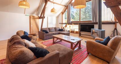 Comfortable Holiday Home for 14 Guests with Wi-Fi, Stunning Mountain Views