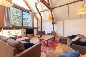 Fireplace - Comfortable Holiday Home for 14 Guests with Wi-Fi, Stunning Mountain Views (Urdos)