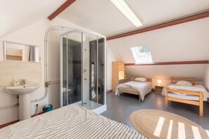 4 bedrooms, WiFi, bed sheets