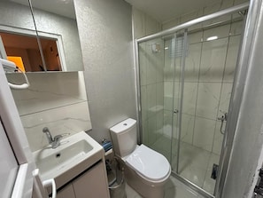 Basic Room | Bathroom