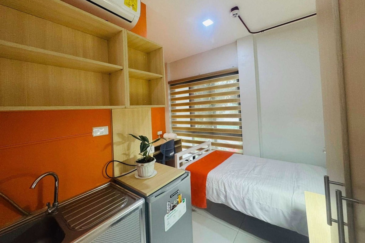 Desk, free WiFi, bed sheets