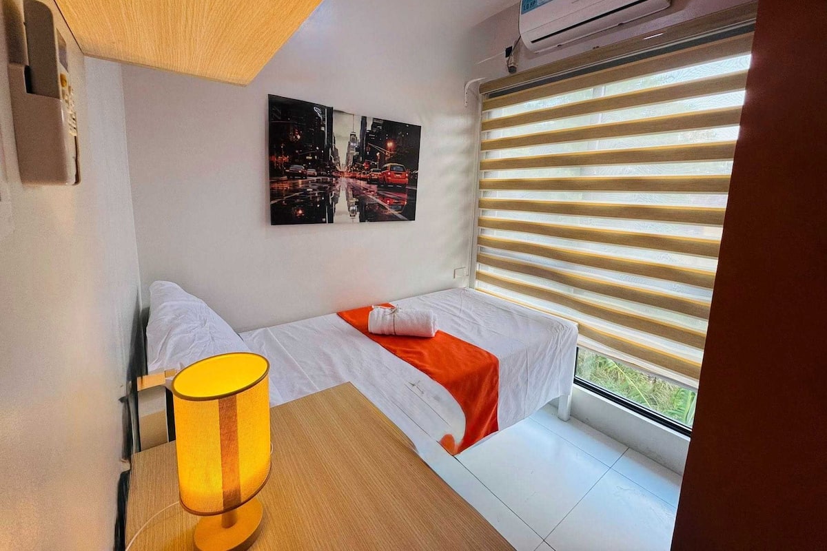 Desk, free WiFi, bed sheets