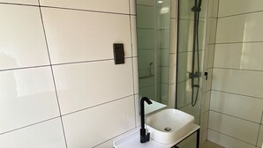Een douche, een haardroger, handdoeken, zeep