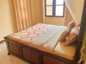 3 bedrooms, iron/ironing board, WiFi, bed sheets - Lulu's Origo (Jinja)