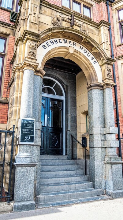 Outstanding massive apartment in historic building