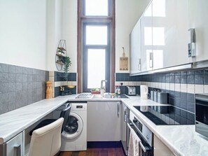 Geladeira, micro-ondas, fogão, torradeira