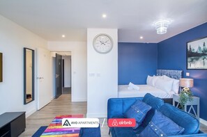 1 dormitorio, tabla de planchar con plancha, wifi y ropa de cama