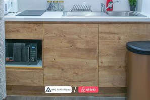 Kühlschrank, Mikrowelle, Herdplatte, Toaster