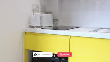 Kühlschrank, Mikrowelle, Herdplatte, Kochgeschirr/Geschirr/Besteck