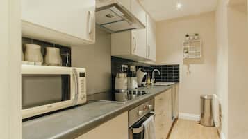 Frigorifero, microonde, piano cottura