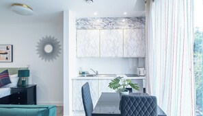 A modern apartment with a kitchen, dining area, and a living room. - Urban Studio Perfect for City Explorers – APT 20 (South Yorkshire)