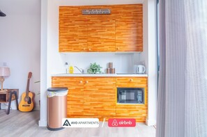 Fridge, microwave, stovetop, toaster - Creative Studio With Rustic Charm – APT 22 (Sheffield)