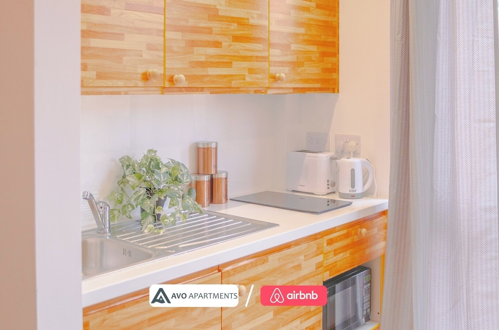 Refrigerador, microondas, placa de cocina, tostadora