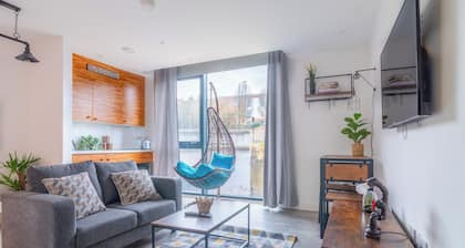 Creative Studio With Rustic Charm – APT 22