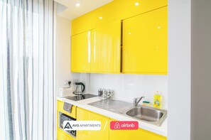 Geladeira, micro-ondas, cooktop, torradeira