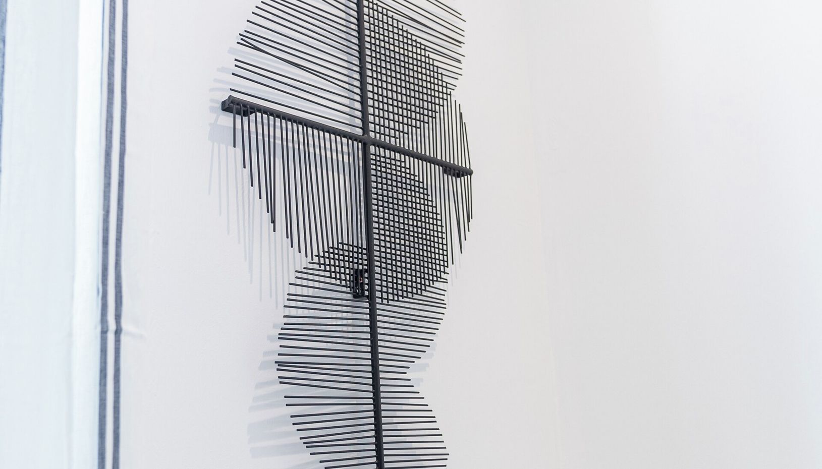 Eine moderne Kunstinstallation mit einem geometrischen Muster.