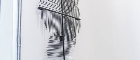 Eine moderne Kunstinstallation mit einem geometrischen Muster.