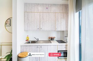 Kühlschrank, Mikrowelle, Herdplatte, Toaster
