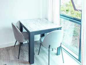 Dining - Cosy Studio in Sheffield – APT 23 (Sheffield)