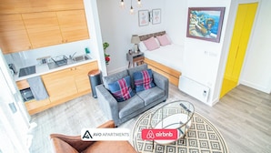 Een modern appartement met keuken, woonruimte en een slaapkamer.