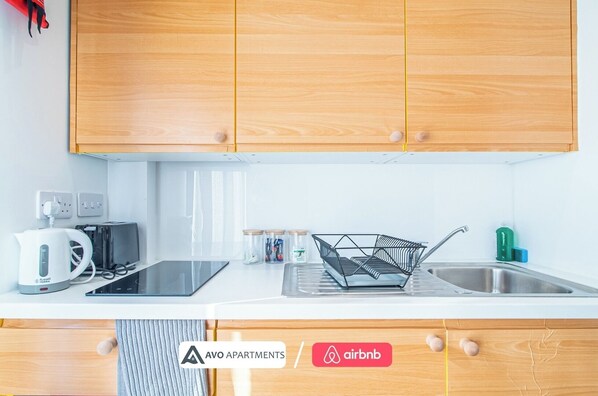 Kühlschrank, Mikrowelle, Herdplatte, Toaster