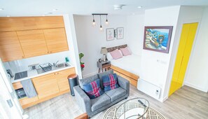 A modern apartment with a kitchen, living area, and a bedroom. - Retro Ground Floor Studio in Sheffield – APT 14 (Sheffield)