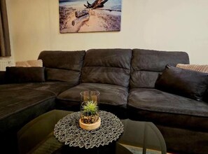 Apartment (One Bedroom Apartment) | Living room | 32-inch flat-screen TV with satellite channels - Apartment Mila - Zagreb (Zagreb)