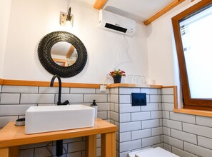 House (Three Bedroom House) | Bathroom | Shower, towels - Plivanje u Zalazak Sunca (Barilović)